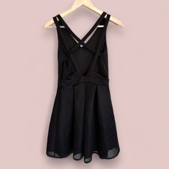 Express NWOT sz 6 criscross‎ back zipper black mini dress NWOT - Picture 1 of 13